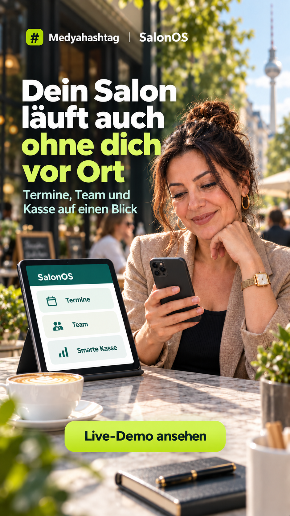 Saloninhaberin prüft unterwegs ihr Handy; daneben zeigt ein illustratives SalonOS-Tablet Termine, Team und interne Kassenkontrolle