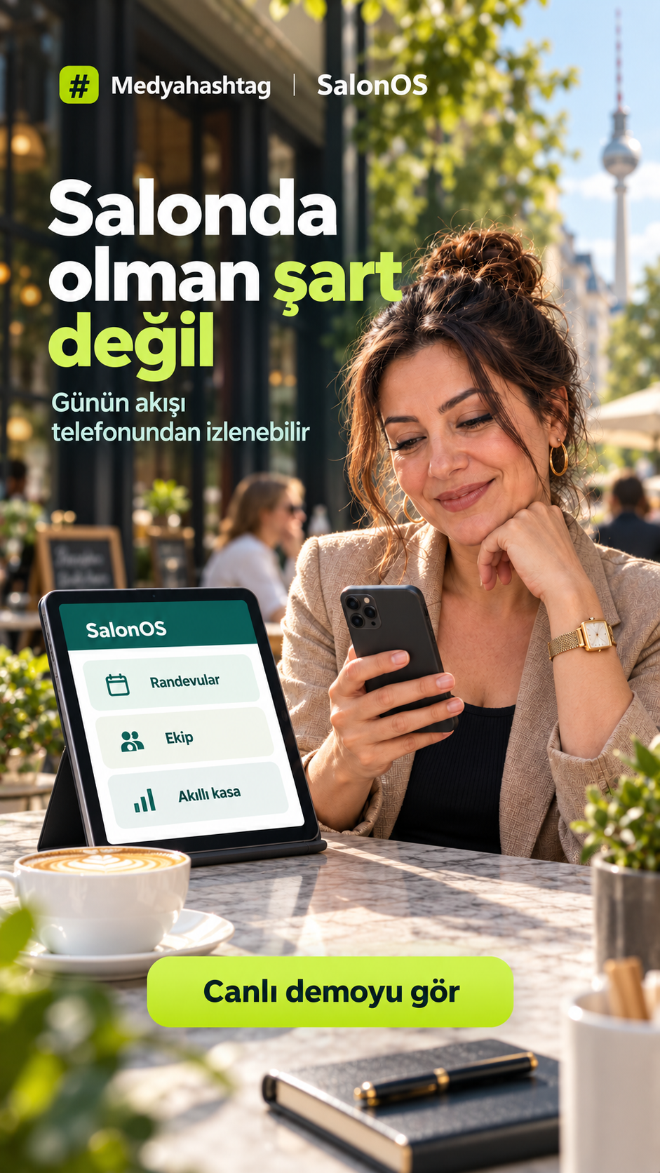 Salon sahibi Berlin'de dışarıdayken telefonundan işlerini izliyor; masadaki temsili SalonOS tabletinde randevu, ekip ve akıllı kasa başlıkları görünüyor